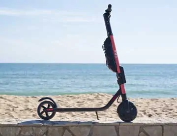VOI E-Scooter am Strand Ein VOI E-Scooter am Strand